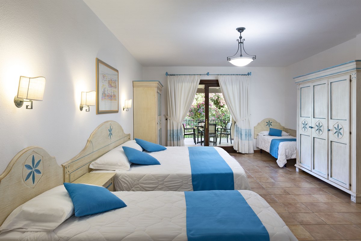 Juniorsuite im Sentido Tirreno Resort: Kombinierter Wohn-/Schlafraum mit einem separatem Schlafzimmer, Bad, möbilierter Terrasse und Gartenblick